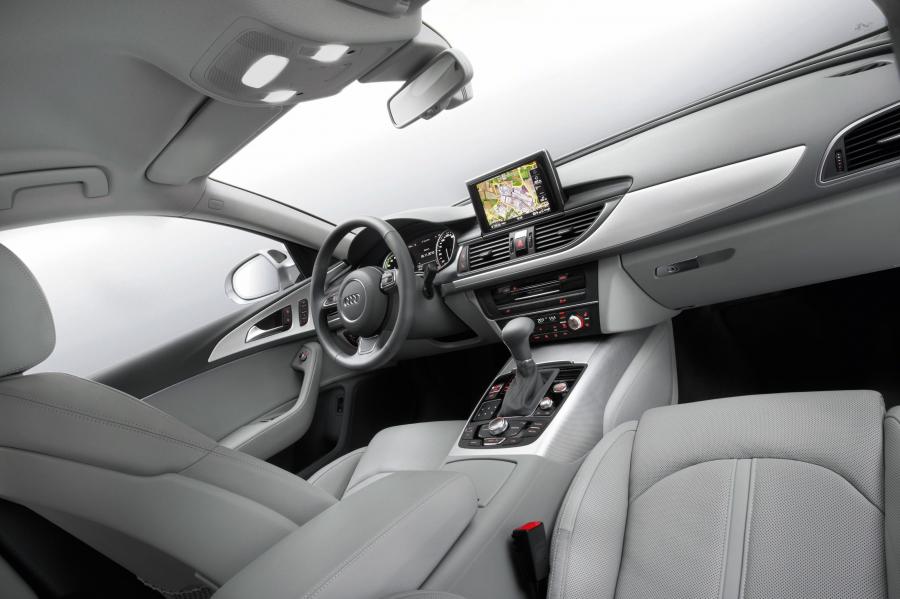 Интерьер Audi A6 Hybrid Sedan (4G, C7) 2011 года  (фото 3 из 24)